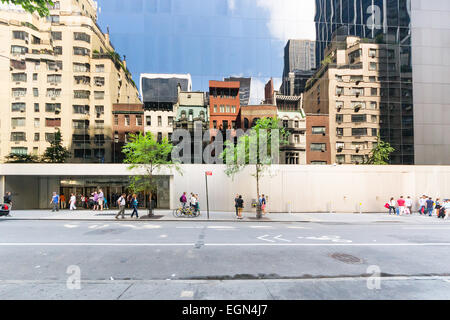 New York City, USA - am 2. August 2013:People Haltestelle vor dem Eingang in das Moma, das berühmte Museum der modernen Kunst in New Yor Stockfoto