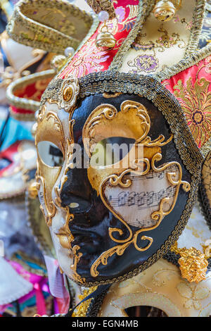 Typische bunte Maske aus der Karneval von Venedig, Venedig, Italien Stockfoto