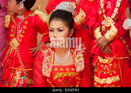 Schöne junge burmesische Frau in zeremoniellen Kleid gekleidet Mahamuni-Buddha-Tempel, Mandalay, Myanmar (Burma), Asien Stockfoto