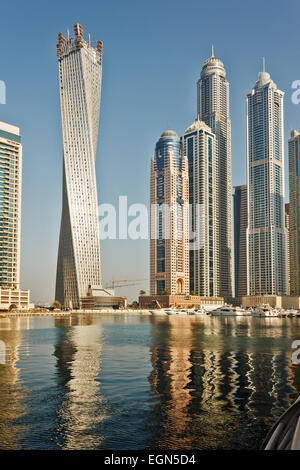 DUBAI, Vereinigte Arabische Emirate - 13 NOVEMBER: Moderne Gebäude in Dubai Marina, am 13. November 2012, Dubai, Vereinigte Arabische Emirate. Dubai war die am schnellsten entwickelnden c Stockfoto