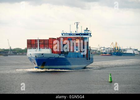 Riga Lettland. Kaufmann Frachtschiffahrt am Fluss Daugava im Freihafen von Riga. Containerschiff Schiff Aurora verlassen Hafen Stockfoto