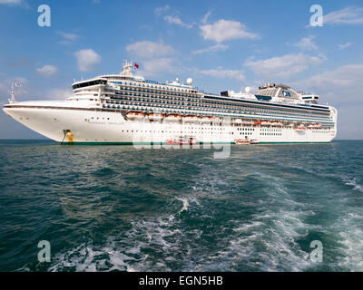 Sapphire Princess Kreuzfahrtschiff verankert aus der thailändischen Insel Koh Samui Stockfoto