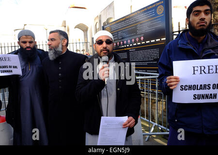 London, UK. 27. Februar 2015. Anjem Choudary und assoziierten Unternehmen, einschließlich Abu Baraa halten Demo 'Auf Nachfrage Release von Scheich Omar Bakri Muhammad'. Bildnachweis: Rachel Megawhat/Alamy Live-Nachrichten Stockfoto