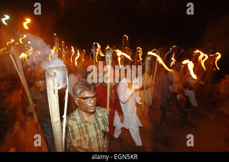 Dhaka, Bangladesch. 27. Februar 2015. Bangladeshi Sozialaktivisten schreien Parolen, wie sie eine Fackel Kundgebung abgehalten, um protest gegen die Tötung von Avijit Roy in Dhaka, Bangladesch, Freitag, F Eb teilzunehmen. 27, 2015. Ein Messer schwingende Mob hat eine US-Bangladesch-Blogger zu Tode gehackt dessen Schriften über Religion Bedrohungen durch islamistische Hardliner gebracht hatte. Avijit Roy, ein Atheist, der Laizismus, befürwortet wurde in Dhaka angegriffen, als er zurück aus einer Buchmesse ging mit seiner Frau, die im Angriff verletzt wurde. Niemand hat verhaftet worden, aber die Polizei sagt, sie eine lokale islamistische Gruppe untersuchen, die die k gelobt Stockfoto