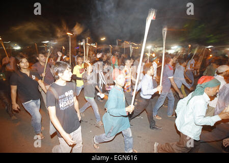 Dhaka, Bangladesch. 27. Februar 2015. Bangladeshi Sozialaktivisten schreien Parolen, wie sie eine Fackel Kundgebung abgehalten, um protest gegen die Tötung von Avijit Roy in Dhaka, Bangladesch, Freitag, F Eb teilzunehmen. 27, 2015. Ein Messer schwingende Mob hat eine US-Bangladesch-Blogger zu Tode gehackt dessen Schriften über Religion Bedrohungen durch islamistische Hardliner gebracht hatte. Avijit Roy, ein Atheist, der Laizismus, befürwortet wurde in Dhaka angegriffen, als er zurück aus einer Buchmesse ging mit seiner Frau, die im Angriff verletzt wurde. Niemand hat verhaftet worden, aber die Polizei sagt, sie eine lokale islamistische Gruppe untersuchen, die die k gelobt Stockfoto