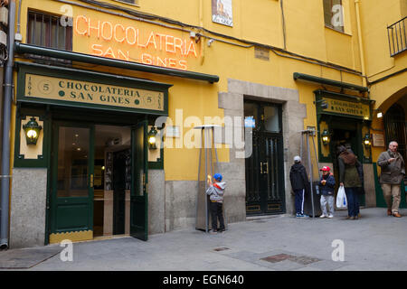 Die Chocolatería San Ginés, Café, Bar, berühmt für heiße Schokolade und Churros, Madrid, Spanien Stockfoto