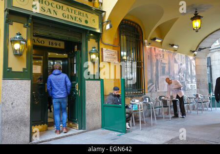 Die Chocolatería San Ginés, Café, Bar, berühmt für heiße Schokolade und Churros, Madrid, Spanien Stockfoto