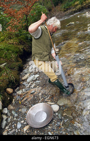 Geologe und Gold Panner Vincent Thurkettle Pfannen für Welsh Gold an einem Fluss in Nord Wales.a UK royal Hochzeit Ringe Stockfoto