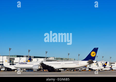 Lufthansa Airbus 340-600, Push Back LKW, terminal 2, Turm, Muc, Flughafen, ausrollen, Taxiway, Stockfoto