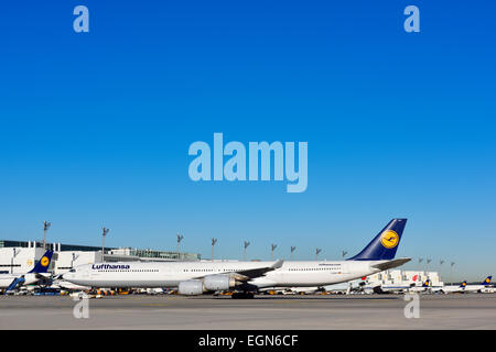 Lufthansa Airbus 340-600, Push Back LKW, terminal 2, Turm, Muc, Flughafen, ausrollen, Taxiway, Stockfoto