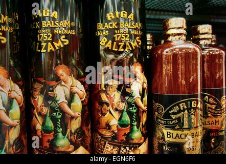 Riga Lettland. Lagern Sie Flaschen des Rigaer schwarzer Balsam traditionelle lettische Kräuterwodka Likör auf Verkauf in Riga Stockfoto