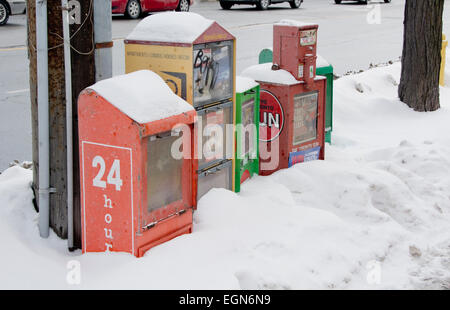 Eine Gruppe von Zeitung Boxen eingeschneit, in Toronto Stockfoto