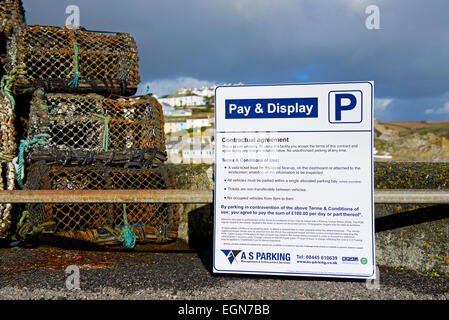 Melden Sie sich für eine Bezahlung & zeigen Sie Parkplatz, Mevagissey, Cornwall, England UK an Stockfoto