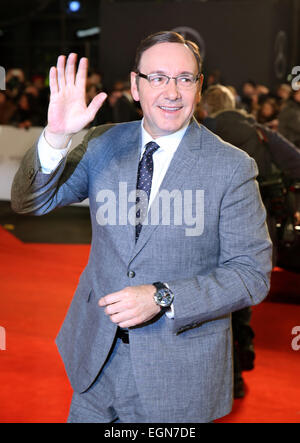 Hamburg, Deutschland. 27. Februar 2015. US-Schauspieler Kevin Spacey kommt beim 50. Goldene Kamera Award in den Messehallen in Hamburg, Deutschland, 27. Februar 2015. Foto: CHRISTIAN CHARISIUS/Dpa/Alamy Live News Stockfoto