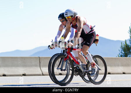 COEUR D ALENE, ID - 23.Juni: Triathlet auf dem Fahrrad Teil der Ironman-Triathlon, 23. Juni 2013 in Coeur D' Alene, Idaho Stockfoto