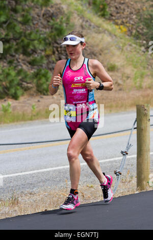 COEUR D ALENE, ID - 23.Juni: Caitlin Snow. Zweiter Platz Gewinner Triathlet im Juni in der Laufveranstaltung des Ironman gezeigt 23 2 Stockfoto