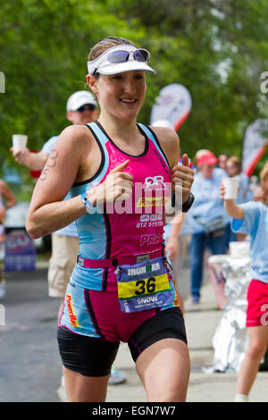 COEUR D ALENE, ID - 23.Juni: Caitlin Snow. Zweiter Platz Gewinner Triathlet im Juni in der Laufveranstaltung des Ironman gezeigt 23 2 Stockfoto