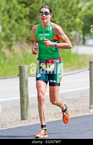 COEUR D ALENE, ID - 23.Juni: Siegerin Heather Wurtele, Triathlet in der Laufveranstaltung des Ironman in 23. Juni 2013 in Co Stockfoto