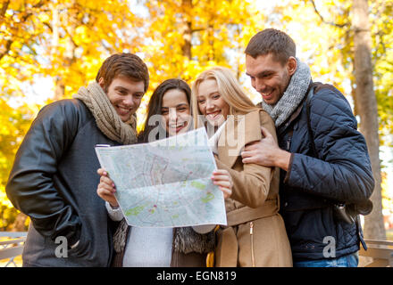 Gruppe von Freunden mit Karte im freien Stockfoto