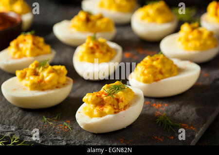 Hausgemachte pikante Deviled Eiern mit Paprika und Dill Stockfoto