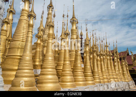 Paya Shwe Inn Thein goldene Pagoden im buddhistischen Tempel auf Inthein Dorf am Ufer des Inle-See, Burma, Myanmar. Stockfoto