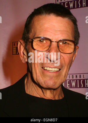 Los Angeles, Kalifornien, USA. 27. Februar 2015. Datei - LEONARD NIMOY, der Schauspieler, der eine weltweite Anhängerschaft als Mr. Spock, der alien erste Offizier des Raumschiffs Enterprise in der Fernseh- und Film-Serie "Star Trek", gewann starb am Freitag Morgen in seinem Haus in Bel Air, Los Angeles. Er war 83. Seine Frau Susan Bay Nimoy bestätigt seinem Tod sagen, dass die Ursache chronisch obstruktiver Lungenerkrankung Endstadium war. Im Bild: 2. Juni 2003 besucht - New York, US - Star Trek Schauspieler Leonard Nimoy den 14. jährlichen jüdischen Kulturpreise im Plaza Hotel. (Kredit-Bild: © Mitchell Levy/Globe Fotos/ZUMAP Stockfoto