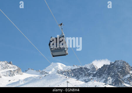 Der neue PLan Joran Blase Lift im Skigebiet Grand Montets in Argentiere mit der Aiguille Verte im Hintergrund Stockfoto