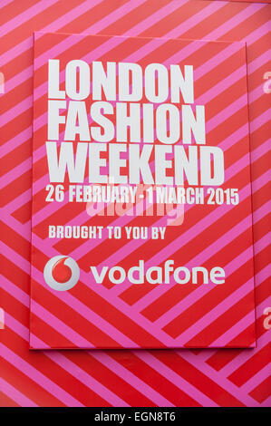 London, UK. 27. Februar 2015.  Mitglieder der Öffentlichkeit genießen den Besuch der London Fashion Wochenende, gesponsert von Vodafone, in Somerset House statt.  Die Verbraucher gerichtete Veranstaltung bringt die neuesten Designs für Anhänger der Mode. Bildnachweis: Stephen Chung/Alamy Live-Nachrichten Stockfoto