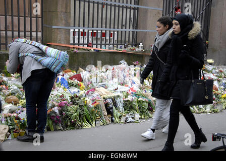 Kopenhagen, Dänemark. 27. Februar 2015. Unbekannte Person, die mit Blumensträuße und Hinweis links liest, dass wir nicht wissen, Sie aber ich danke Ihnen für Ihre Unterstützung. Bildnachweis: Francis Dean/Alamy Live-Nachrichten Stockfoto