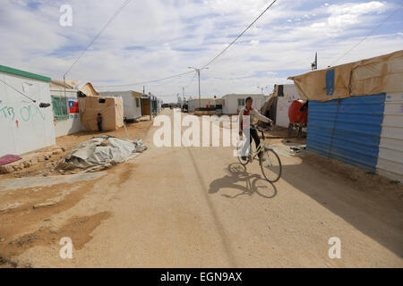 27. Februar 2015 - Al-Za'Tari r.c., Al-Mafraq, Jordanien-die Straßen und Gassen Wochenende im Al-Za'tari Camp für syrische Flüchtlinge in Jordanien. (Kredit-Bild: © Mustafa Bader/ZUMA Draht) Stockfoto