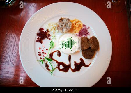 Riga Lettland. Restaurant Salve am Rathausplatz. Traditionelle lettische Küche. Ostsee-Hering-Tartar mit rote Bete-Apfel-Gelee Stockfoto