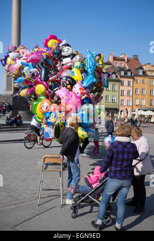 Helium-Ballons in Warschaus Altstadt zu verkaufen Stockfoto