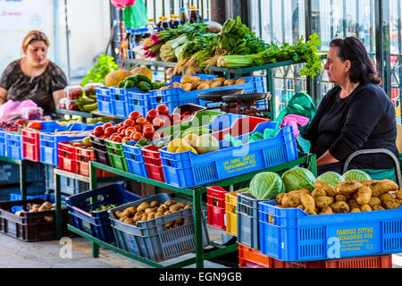 Damen auf dem Markt in der Altstadt von Paphos, Zypern Stockfoto