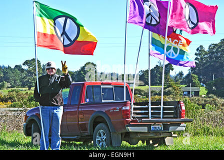 Veteran zeigt Peace-Zeichen in der Nähe von Fort Brag California Highway 1 Stockfoto