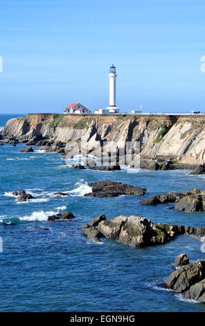 Blick auf PT Arena Leuchtturm an der kalifornischen Küste in Mendocino County Stockfoto