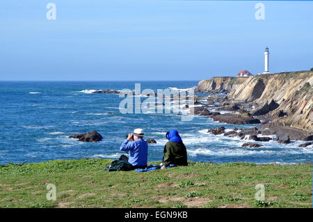 Mann und Frau suchen Wale vor Küste von Kalifornien am Point Arena Leuchtturm in Mendocino County Stockfoto