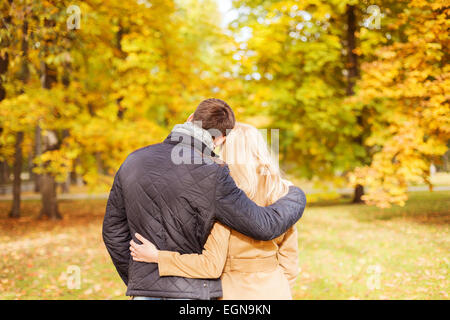 paar im Herbst Park von hinten umarmt Stockfoto