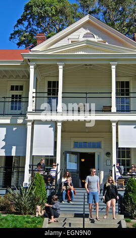 Touristen und Gäste von Cavallo Point Lodge verlassen Murray Kreis Brunch im Fort Point Sausalito Stockfoto