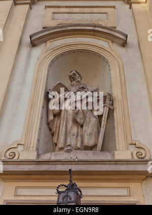 Statue des Heiligen Paulus der Apostel (ca. 1756) an der Fassade der Kirche des Heiligen Kreuzes in Warschau, Polen Stockfoto