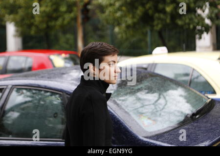 Athen, Griechenland. 27. Februar 2015. Nahaufnahme der deutschen grünen Europaabgeordneten Ska Keller (Mitte) ließ der Maximos Villa nach Gesprächen mit Alexis Tsipras. Bildnachweis: Michael Debets/Alamy Live-Nachrichten Stockfoto