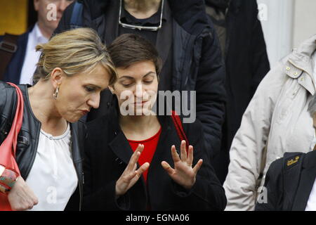 Athen, Griechenland. 27. Februar 2015. Deutschen grünen Europaabgeordneten Ska Keller (Mitte) verlässt der Maximos Villa nach Gesprächen mit Alexis Tsipras. Bildnachweis: Michael Debets/Alamy Live-Nachrichten Stockfoto