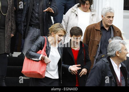 Athen, Griechenland. 27. Februar 2015. Deutschen grünen Europaabgeordneten Ska Keller (Mitte) verlässt der Maximos Villa nach Gesprächen mit Alexis Tsipras. Bildnachweis: Michael Debets/Alamy Live-Nachrichten Stockfoto