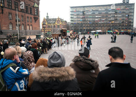 Kopenhagen, Dänemark. 27. Februar 2015. "Hier es sicher zu sein muss!" ist das Motto für diese großen Kundgebung am Kopenhagener Rathausplatz, wo Kinder aus muslimischen, jüdischen, christlichen und nicht-religiösen Familien schließt sich hand in Hand in einem menschlichen Schutzring für Minderheiten. Bildnachweis: OJPHOTOS/Alamy Live-Nachrichten Stockfoto