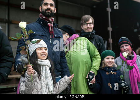 Kopenhagen, Dänemark. 27. Februar 2015. Kinder aller Rassen und Religionen stehen nebeneinander halten weiße Rosen in dieser späten Freitagnachmittag Kundgebung gegen Hassverbrechen in Kopenhagen. Bildnachweis: OJPHOTOS/Alamy Live-Nachrichten Stockfoto