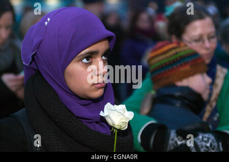 Kopenhagen, Dänemark. 27. Februar 2015. Ein muslimisches Mädchen mit einer weißen Rose. Sie beteiligt sich an dieser Kundgebung am Rathausplatz in Kopenhagen zur Unterstützung einer Stadt frei von Verbrechen aus Hass. Bildnachweis: OJPHOTOS/Alamy Live-Nachrichten Stockfoto