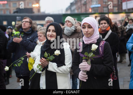 Kopenhagen, Dänemark. 27. Februar 2015. Muslimische Frauen mit weißen Rosen. Sie beteiligt sich an diesem späten Freitagnachmittag Kundgebung am Kopenhagener Rathausplatz zur Unterstützung einer Stadt frei von Verbrechen aus Hass. Bildnachweis: OJPHOTOS/Alamy Live-Nachrichten Stockfoto