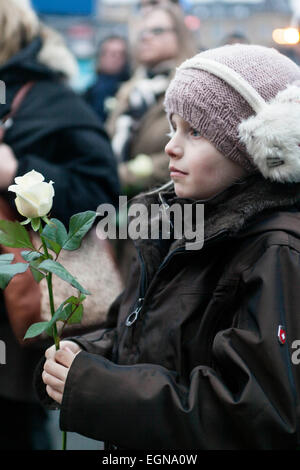 Kopenhagen, Dänemark. 27. Februar 2015. Ein Mädchen mit einer weißen Rose. Sie beteiligt sich an dieser Kundgebung am Rathausplatz in Kopenhagen zur Unterstützung einer Stadt frei von Verbrechen aus Hass. Bildnachweis: OJPHOTOS/Alamy Live-Nachrichten Stockfoto