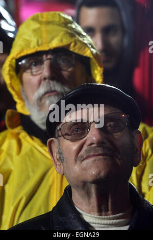 Athen, Griechenland. 27. Februar 2015. Die kommunistische Partei Griechenlands Mitglieder nehmen Teil an einer Rallye zum protest gegen die jüngste Vereinbarung zwischen Griechenland und der Euro-Gruppe am Syntagma-Platz, Athen, Griechenland, am 27. Februar 2015 erreicht. Dies ist der erste Anti-Regierungs-Protest seit regierende Koalitionspartei Syriza die Macht übernahm. Die kommunistische Partei beschuldigt die Regierung die Schulden gebeutelte Land Rettungsaktion Verpflichtungen zu erweitern. © Marios Lolos/Xinhua/Alamy Live-Nachrichten Stockfoto