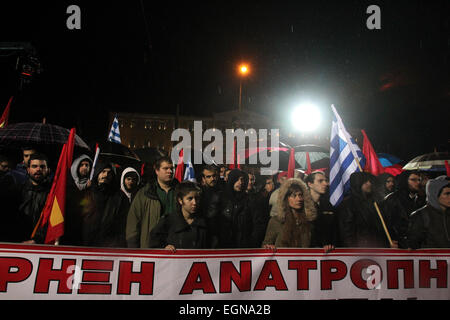 Athen, Griechenland. 27. Februar 2015. Die kommunistische Partei Griechenlands Mitglieder nehmen Teil an einer Rallye zum protest gegen die jüngste Vereinbarung zwischen Griechenland und der Euro-Gruppe am Syntagma-Platz, Athen, Griechenland, am 27. Februar 2015 erreicht. Dies ist der erste Anti-Regierungs-Protest seit regierende Koalitionspartei Syriza die Macht übernahm. Die kommunistische Partei beschuldigt die Regierung die Schulden gebeutelte Land Rettungsaktion Verpflichtungen zu erweitern. © Marios Lolos/Xinhua/Alamy Live-Nachrichten Stockfoto