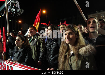 Athen, Griechenland. 27. Februar 2015. Die kommunistische Partei Griechenlands Mitglieder nehmen Teil an einer Rallye zum protest gegen die jüngste Vereinbarung zwischen Griechenland und der Euro-Gruppe am Syntagma-Platz, Athen, Griechenland, am 27. Februar 2015 erreicht. Dies ist der erste Anti-Regierungs-Protest seit regierende Koalitionspartei Syriza die Macht übernahm. Die kommunistische Partei beschuldigt die Regierung die Schulden gebeutelte Land Rettungsaktion Verpflichtungen zu erweitern. © Marios Lolos/Xinhua/Alamy Live-Nachrichten Stockfoto